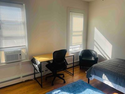 L. Sunny room easy commute to Boston Downtown 2