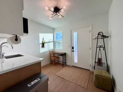 Newly Quiet 1BR/Private Entrance/Standing Desks 8