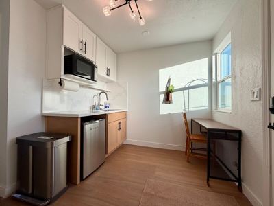 Newly Quiet 1BR/Private Entrance/Standing Desks 1