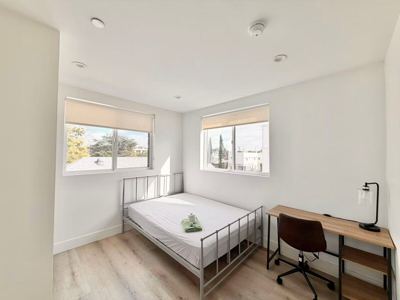 USC Safe Zone |Corner View| Private Bed & Bath 5