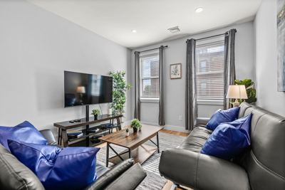 Luxury 2BD/2BA Near Airport f70l 4