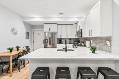Luxury 2BD/2BA Near Airport f70l 8