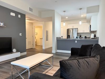 1B1B Spacious Top Floor Business-Ready Apt 416 4