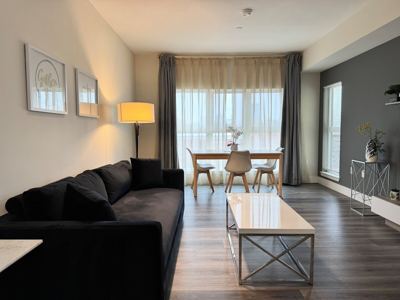 1B1B Spacious Top Floor Business-Ready Apt 416 8
