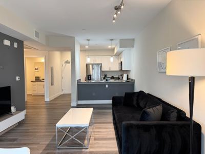 1B1B Spacious Top Floor Business-Ready Apt 416 5
