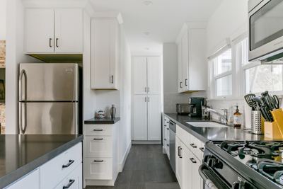 Peaceful Modern Home with BBQ Patio & Romantic Sun Deck 7