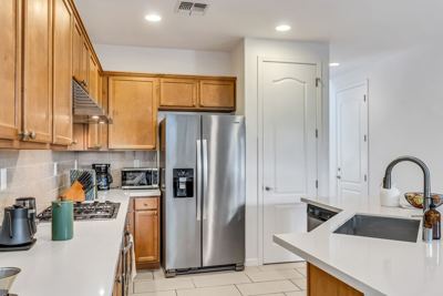 Relaxing Bedroom near Tech & Hospitals in San Jose 8