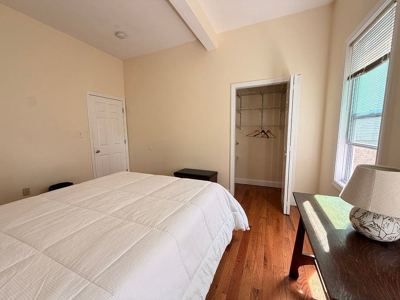 Spacious Queen in Boston | Train & Medical Stays 3