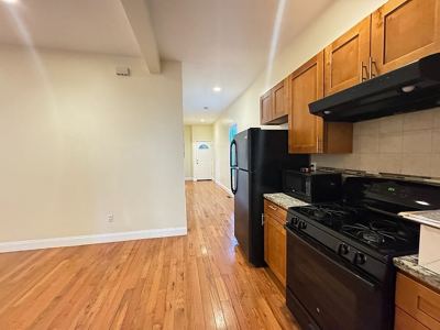 Spacious Queen in Boston | Train & Medical Stays 1
