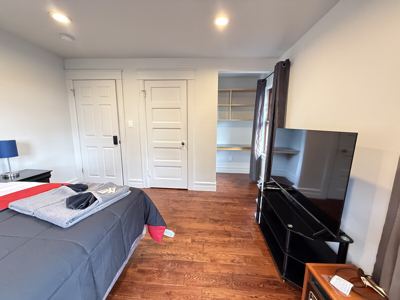 Quiet, Prvte, Room, Light, 55-in Smart TV Near USC 3