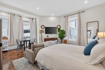 Renovated Back Bay Studio with in-unit laundry 3