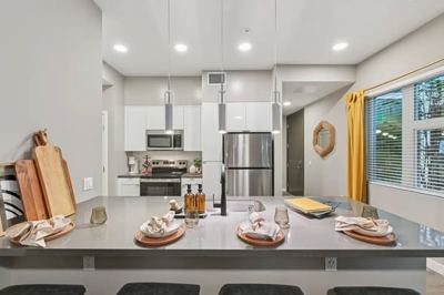 **🏠 UCLA/WESTWOOD SUBLET AVAILABLE!** 2