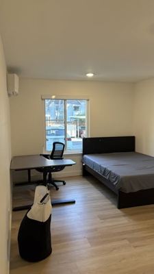 🏠 **Immediate** **Temporary Accommodation Available** - Looking for a female sublease to start immediately 3