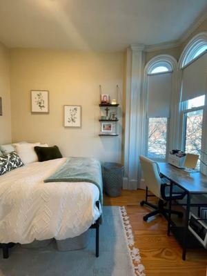 1 bedroom available in a 3 bed, 1 bath in the South End. Apartment has AC and in unit washer/dryer. Rent + utilities is 1