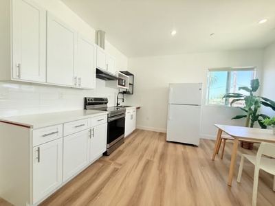 Planning to move near USC for Spring 2027? I have furnished rooms available on Walton Ave, close to campus. The house co 2