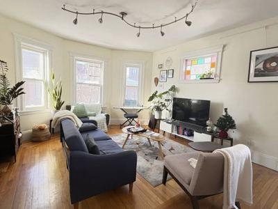 **Lease takeover available in a 3b/2b apartment near Central Square from 11/1/26 - 8/31/27! **AMAZING location in Centra 3