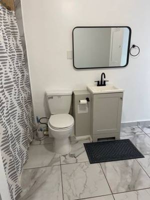 Private entrance room and private restroom 2