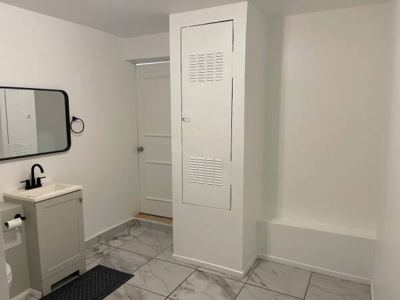 Private entrance room and private restroom 8