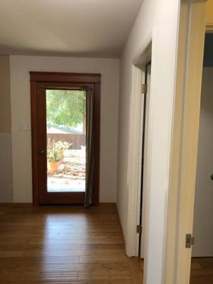 Nice bedroom with private entry (230 sqft), utility included 4