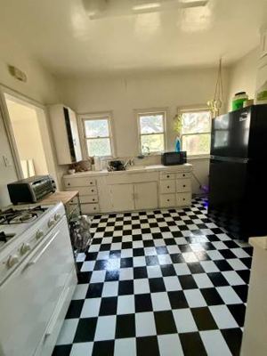 Beautiful room, great roommates! 6