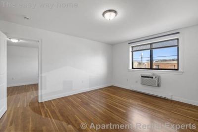 New Reno - Good sized and RIGHT SMACK ON THE TRAIN -Malden Ctr 6