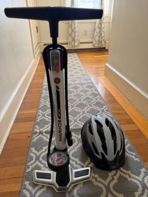 MOUNTAIN BIKE PACKAGE — BIKE + THULE RACK + HELMET + NEW PUMP — $225 7