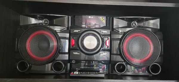 LG CM4550 700W Bluetooth Stereo System with Speakers + Remote 2