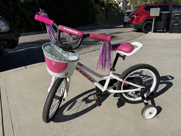 Trek Precaliber 16 Girls' Bike – Training Wheels & Basket 2