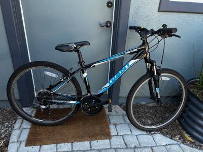 Two Giant Revel Kids Mountain Bikes Barely Used 2