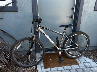 Two Giant Revel Kids Mountain Bikes Barely Used 3