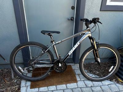 Two Giant Revel Kids Mountain Bikes Barely Used 4