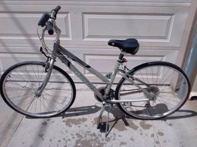 GIANT CYPRESS Women's Hybrid/City Bike 1