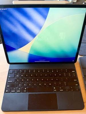 Apple iPad Pro 13" Wi-Fi + Cellular 1 TB Black with Accessories 4