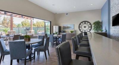 Designer Lighting, Pets Welcome, High End Vinyl Wood Floors 7