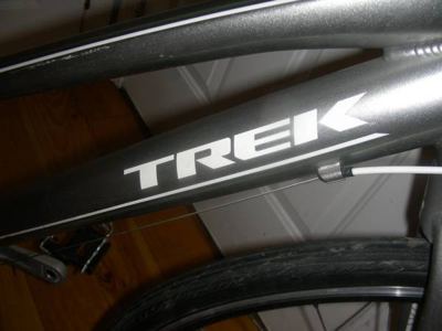 TREK 7.3; 5´ to 5´3¨; hybrid;looks and rides like new 3