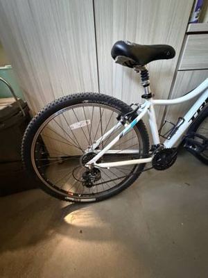Trek women’s 17” Skye Mountain Bike 3