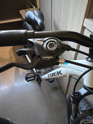 Trek women’s 17” Skye Mountain Bike 6