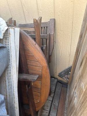Teak round table. With 6 chairs 1