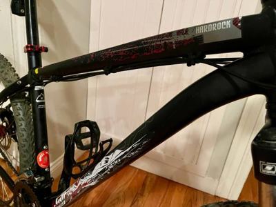 Specialized Hardrock 21-speed medium mountain bike disc in excellent condition 3