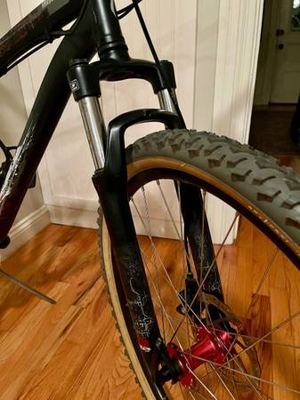Specialized Hardrock 21-speed medium mountain bike disc in excellent condition 2