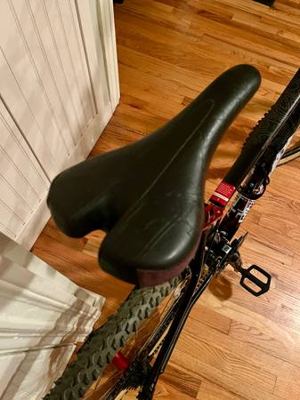 Specialized Hardrock 21-speed medium mountain bike disc in excellent condition 7