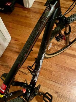 Specialized Hardrock 21-speed medium mountain bike disc in excellent condition 8