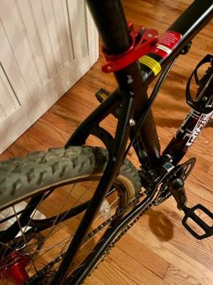 Specialized Hardrock 21-speed medium mountain bike disc in excellent condition 6