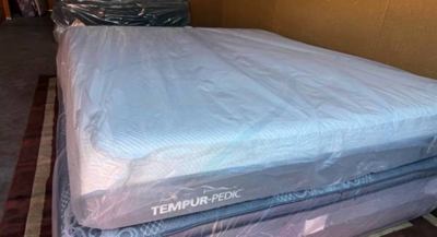 Brand New Queen Size 11” Tempur Pedic - Adapt Medium Mattress! 2