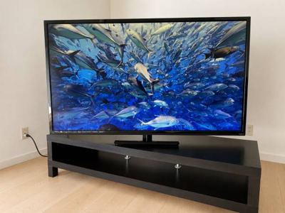 60’’ TV in excellent condition 2