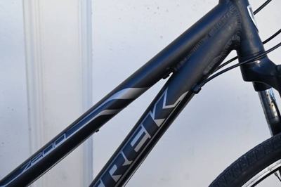 Trek 7200 Women’s Commuter Hybrid with RST Fork, Wide Tires - 15" 8