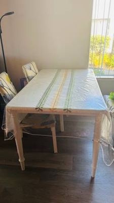 Selling dining table 4 seater 7