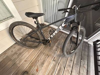 🚨 URGENT MOVING SALE: Trek Marlin 7 Mountain Bike Size: M 🚨 5