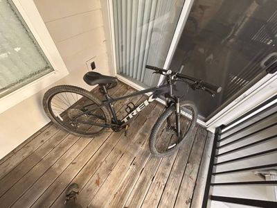 🚨 URGENT MOVING SALE: Trek Marlin 7 Mountain Bike Size: M 🚨 4
