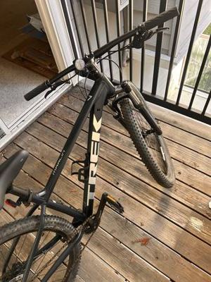 🚨 URGENT MOVING SALE: Trek Marlin 7 Mountain Bike Size: M 🚨 1